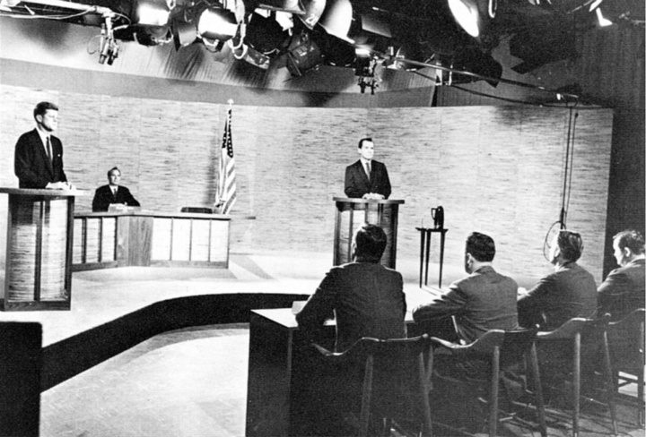 Debate político televisionado entre Kennedy e Nixon durante a campanha.