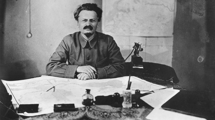 leon-trotsky-intelectual-marxista-e-revolucionario-a-mesa-trabalhando