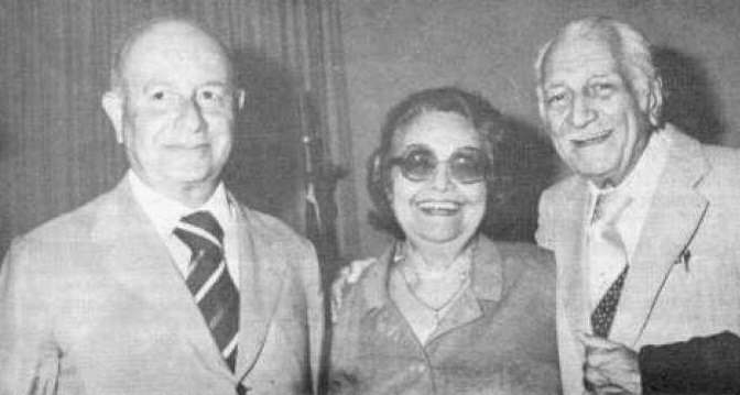 Rachel de Queiroz com os amigos Adonias Filho (esquerda), e Gilberto Freyre (direita).